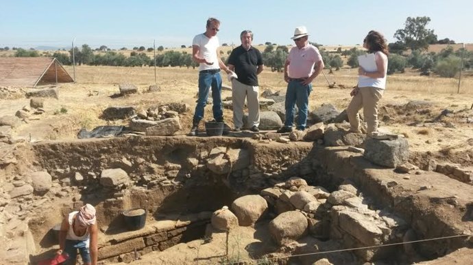Alcalde (dcha.) visita el yacimiento arqueológico de La Losilla, en Añora