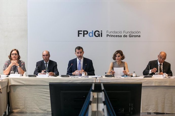 Los Reyes presiden la reunión del Patronato de la Fundación Princesa de Girona.