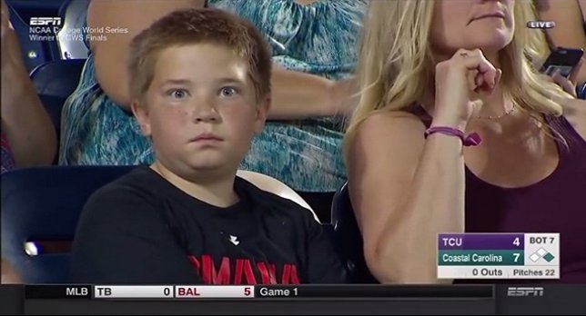 Este niño hace muecas en un partido de béisbol
