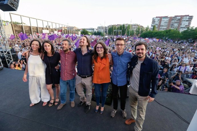 Alberto Garzón, junto a Iglesias, Errejón y Oltra, entre otros, en Madrid Río