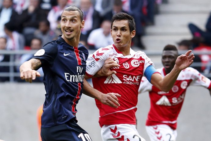 El defensa central franco-argelino Aissa Mandi junto a Zlatan Ibrahimovic