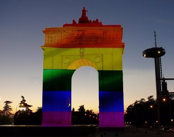Arco de la Victoria con la bandera arcoíris