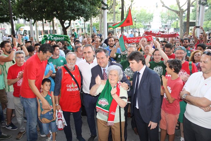 Espadas recibe a los seguidores del Club Baloncesto Sevilla