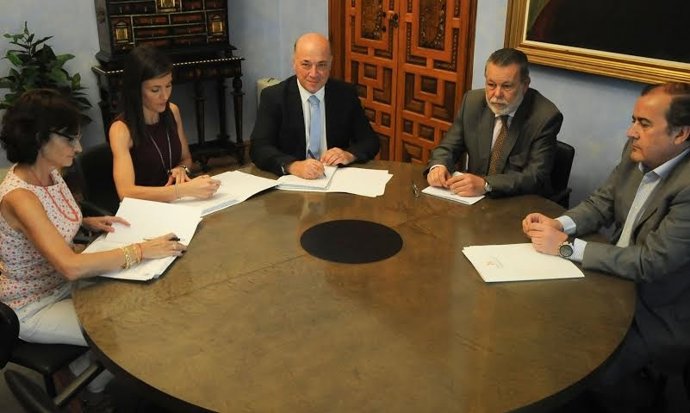 Romero y Ruiz (centro) durante la firma del convenio