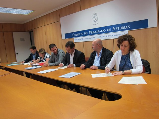 El consejero de Educación, Genaro Alonso, firma acuerdo con sindicatos docentes