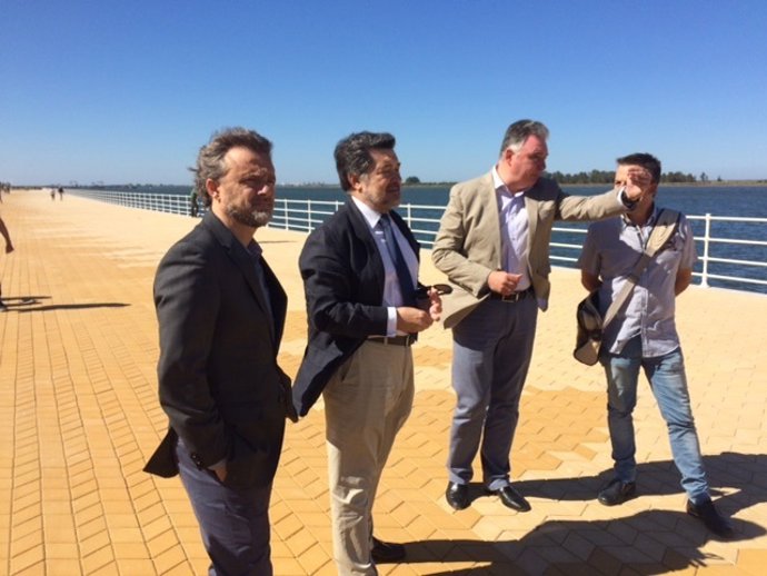 José Fiscal y Javier Barrero en el nuevo paseo de la Ría