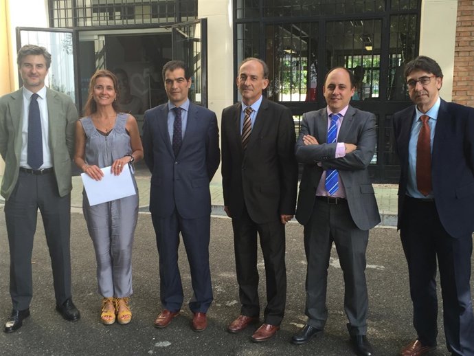 Delgado y Pérez Alcalá (centro) junto otros responsables de CajaSur y Loyola
