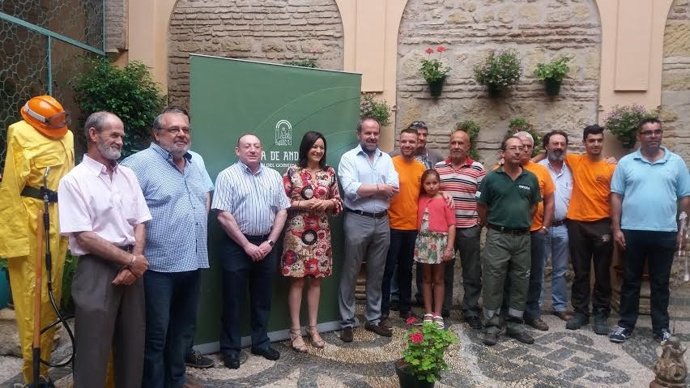 Crespín y Algar (centro) entregan material de protección y ayuda contra el fuego