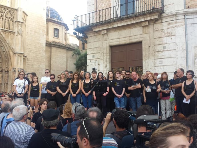 Imagen de una concentración de las Víctimas del Metro en la Plaza de la Virgen