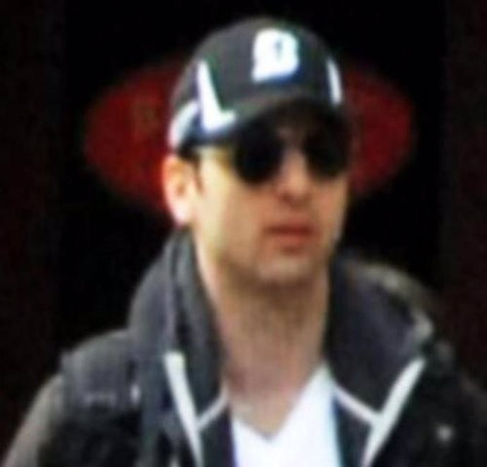 Sospechoso del atentado del maratón de Boston, con gafas y gorra negra