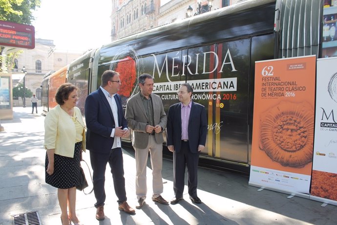 El tranvía de Sevilla paseará la imagen del Festival de Mérida