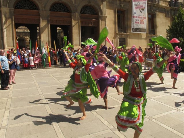 Pasacalles del Folk del Mundo  en la lonja de Diputación