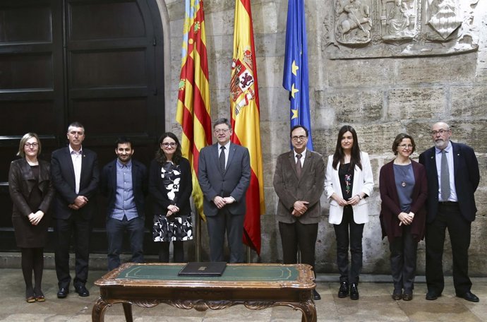 Ximo Puig y el resto de miembros del Consell firman el Código de Buen Gobierno