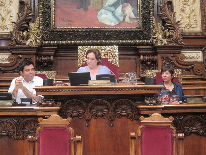 A. Colau, G.Pisarello y L.Ortiz en el pleno del Ayuntamiento