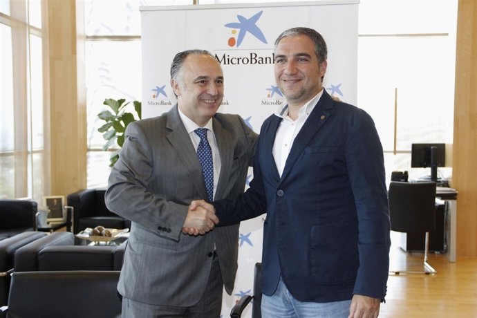 Elías Bendodo y Juan Ignacio Zafra en la firma de un convenio 