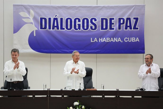 Santos, Timochenko y Raúl Castro durante la firma del acuerdo en La Habana