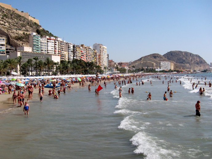 Bañistas En La Playa Del Postiguet