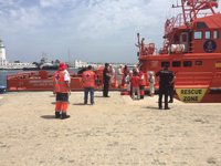 Trasladan al hospital a cinco inmigrantes llegados al puerto