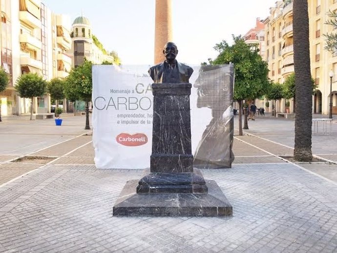 El busto de Carlos Carbonell ya se encuentra en su nuevo emplazamiento