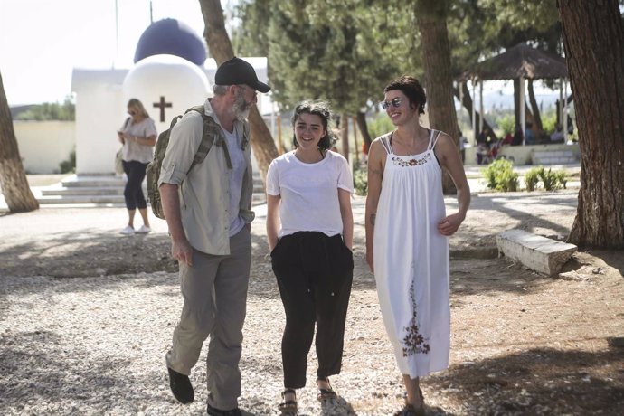 Actores de Juego de Tronos visitan la isla de Lesbos, en Grecia