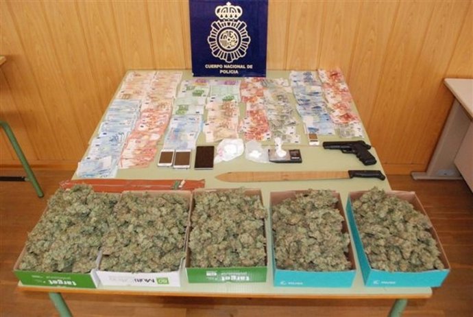 Droga y dinero intervenido por los agentes