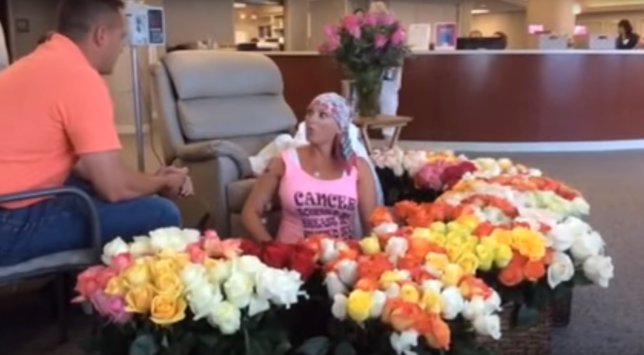 Mujer recibe 500 flores el último día de su tratamiento de quimioterapia