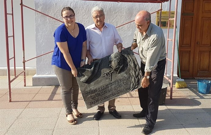 Retiran una placa franquista del Ayuntamiento de Loriguilla
