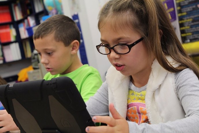 Niños que usan tecnología en las aulas 