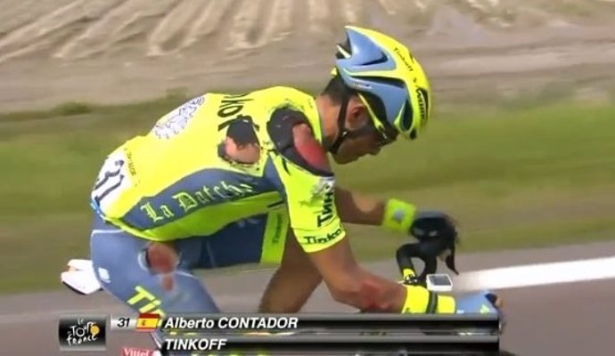Contador, tras sufrir una caída en el Tour