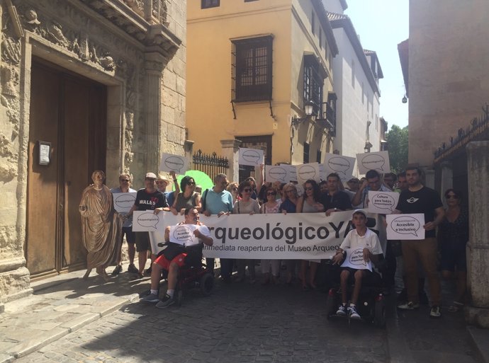 Manifestación por la reapertura del Museo Arqueológico de Granada