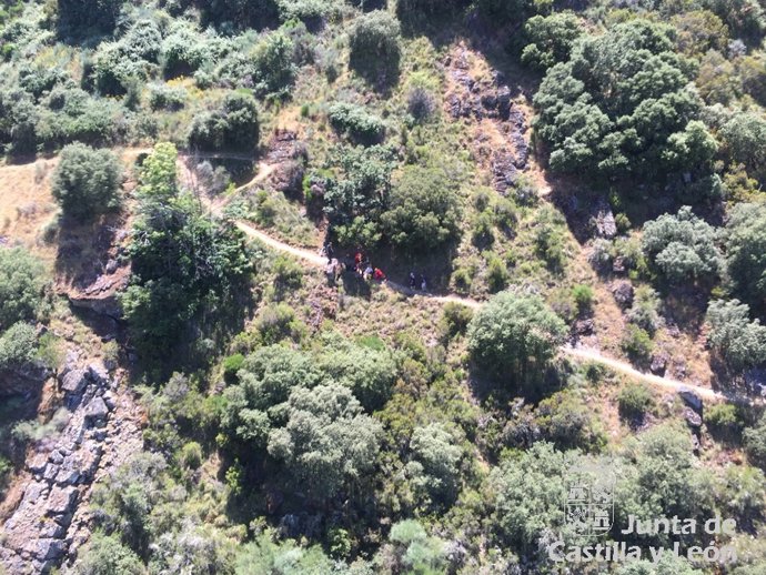 Imagen aérea del rescate de una mujer en Molinaseca