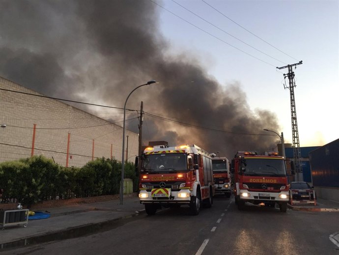 Incendio en una nave en el polígono Azque de Alcalá de Henares