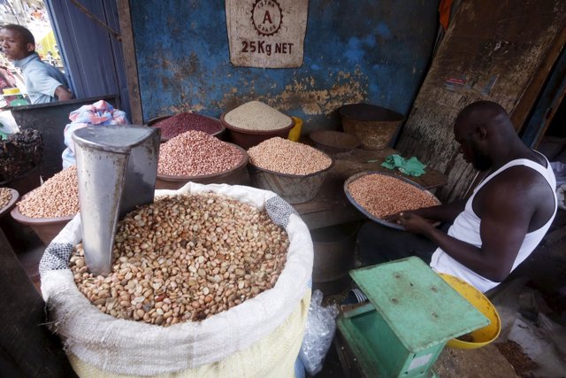 Un hombre vende semillas en Costa de Marfil