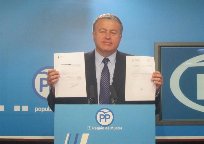F. Bernabé muestra certificados oficiales que avalan al presidente  P. A.Sánchez
