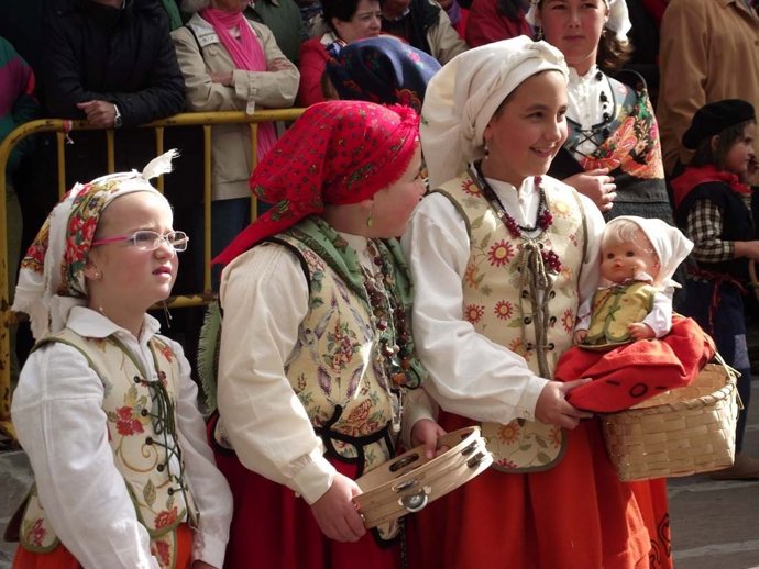 Niñas Con Trajes Tradicionales En Las Fiestas De San Mateo
