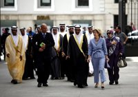 Los emiratíes evitarán el traje tradicional en el extranjero para no ser confundidos con terroristas