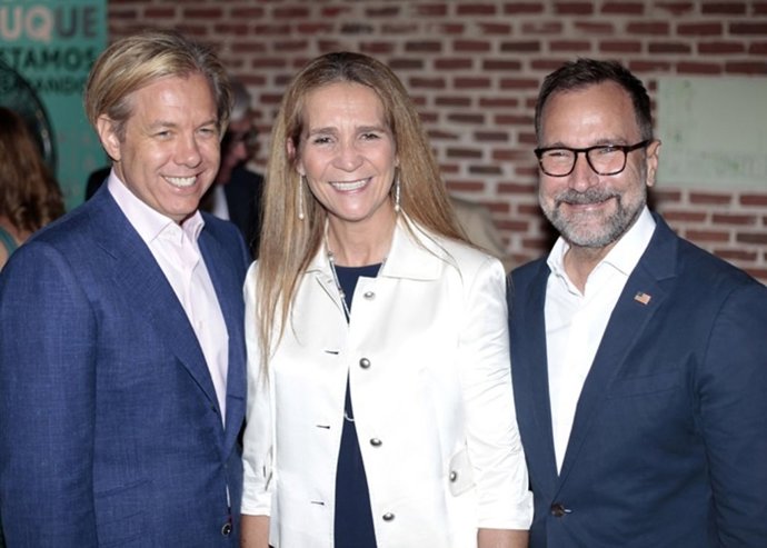 La infanta Elena junto al embajador James Costos y su pareja, Michael Smith