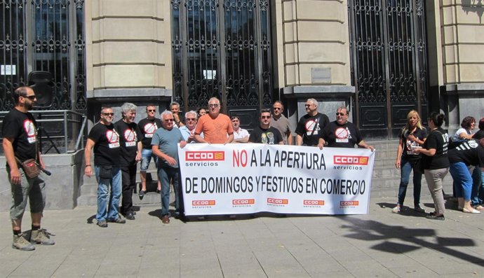 Concentración de CCOO contra la apertura de grandes superficies festivos.