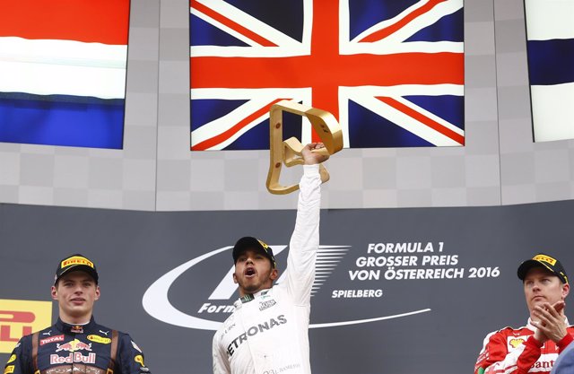 Lewis Hamilton celebra su victoria en Austria