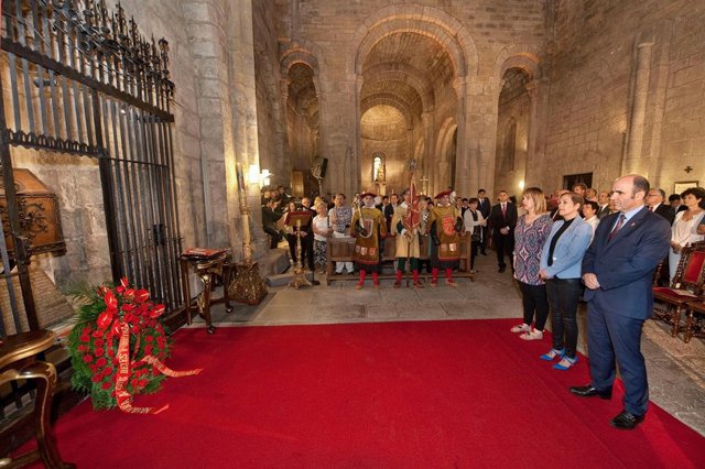 La ofrenda ha tenido lugar ante el panteón real