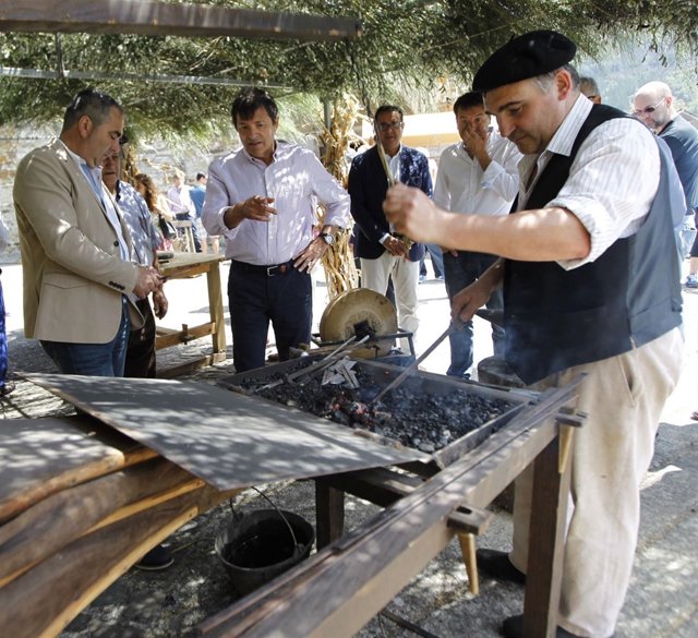 Javier Fernández visita Taramundi. 
