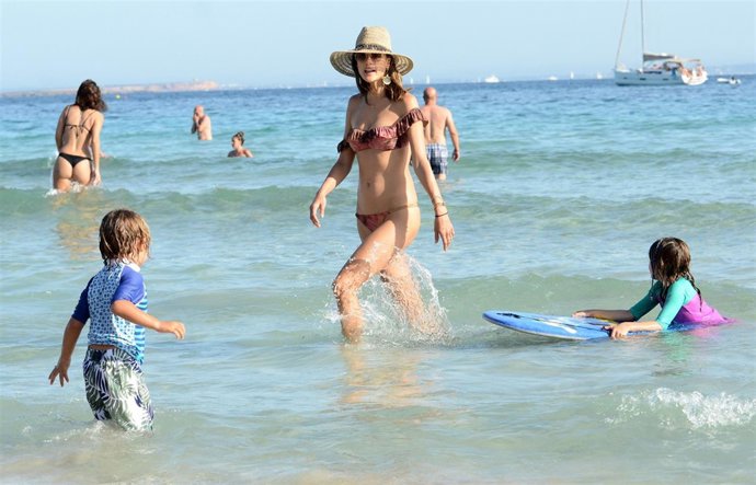 Alessandra Ambrosio con sus hijos/ OSCAR O.D