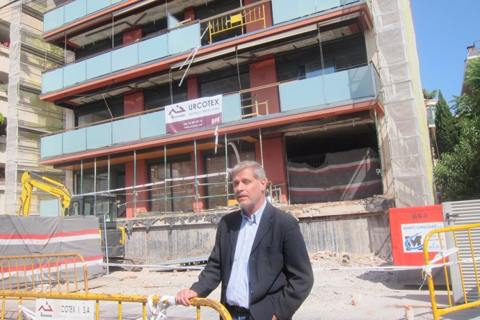 Alberto Fernández (PP) ante el edificio de la calle Dalmases