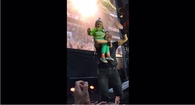 Bruce Springsteen se sube a una niña de 4  años en su concierto de Oslo