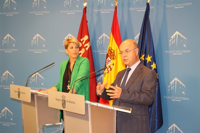 Noelia Arroyo y Andrés Carrillo en rueda de prensa tras Consejo Gobierno