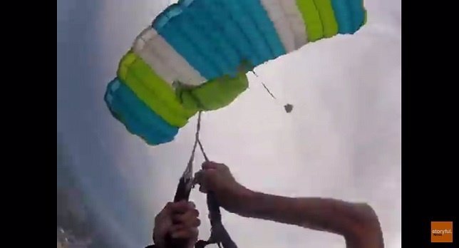 Daniel Herdon se enreda con el paracaídas