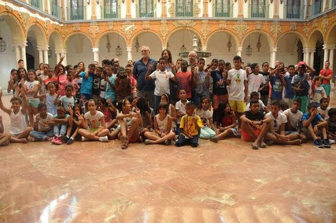 Guijarro (centro) acompañada por el el presidente de Acansa y niños saharauis