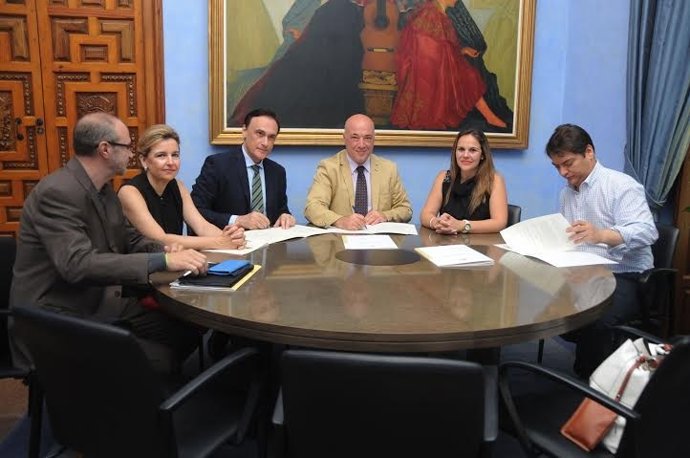 Ruiz (centro) y Villamandos durante la firma del acuerdo