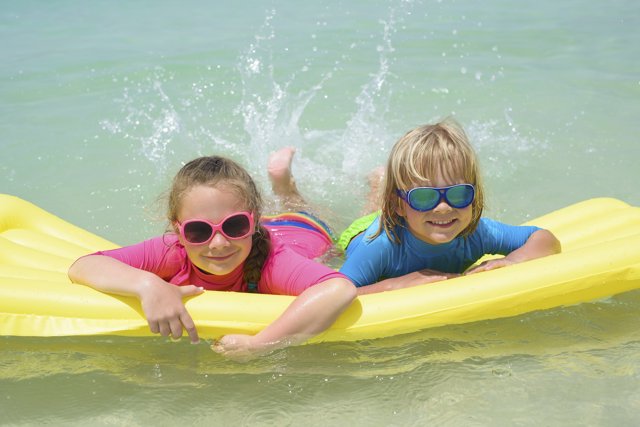 Desde cuándo los niños pequeños deben utilizar gafas de sol? ¿Y en la  piscina?
