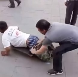 Un indigente que finge no tener piernas